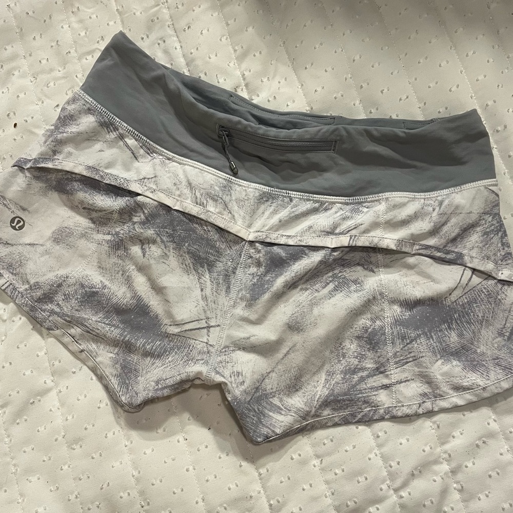 Lululemon Grey Patterned Shorts - image 4